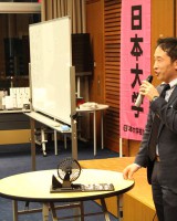 ビンゴ大会を盛り上げる榎本幹事