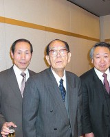 会員歓談　村山会員（左）他