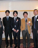 会計士合格者、高橋(商)教授を囲んで、蛭川会員(左)、木田副会長