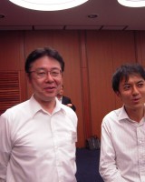 左より塩谷監事、佐々木会員